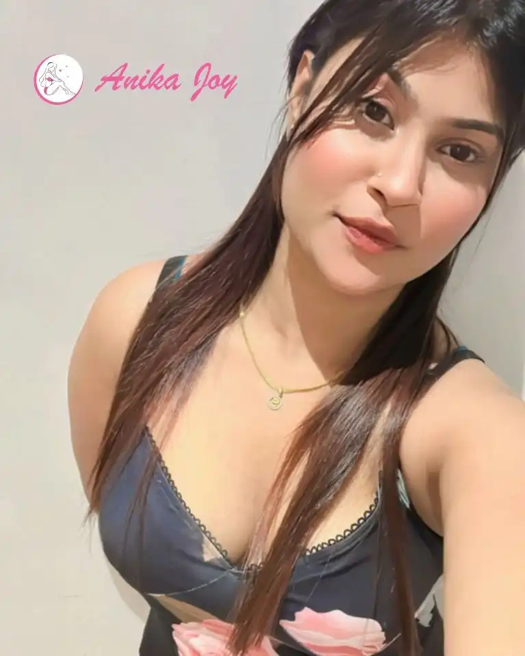 Portrait of Sonia Malhotra offering escort service in Lucknow as a saree-clad seductress