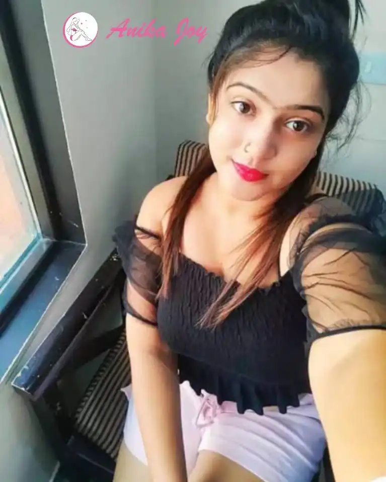 Portrait of Maya Rao providing escort service in Lucknow as a beach babe in vacation fantasies